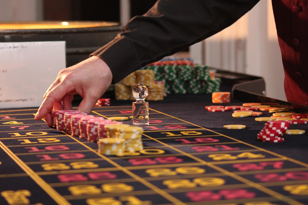 Meja live casino dengan dealer profesional melayani pemain secara langsung