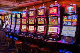 Pengguna bermain Live Casino via perangkat mobile di platform herospin88